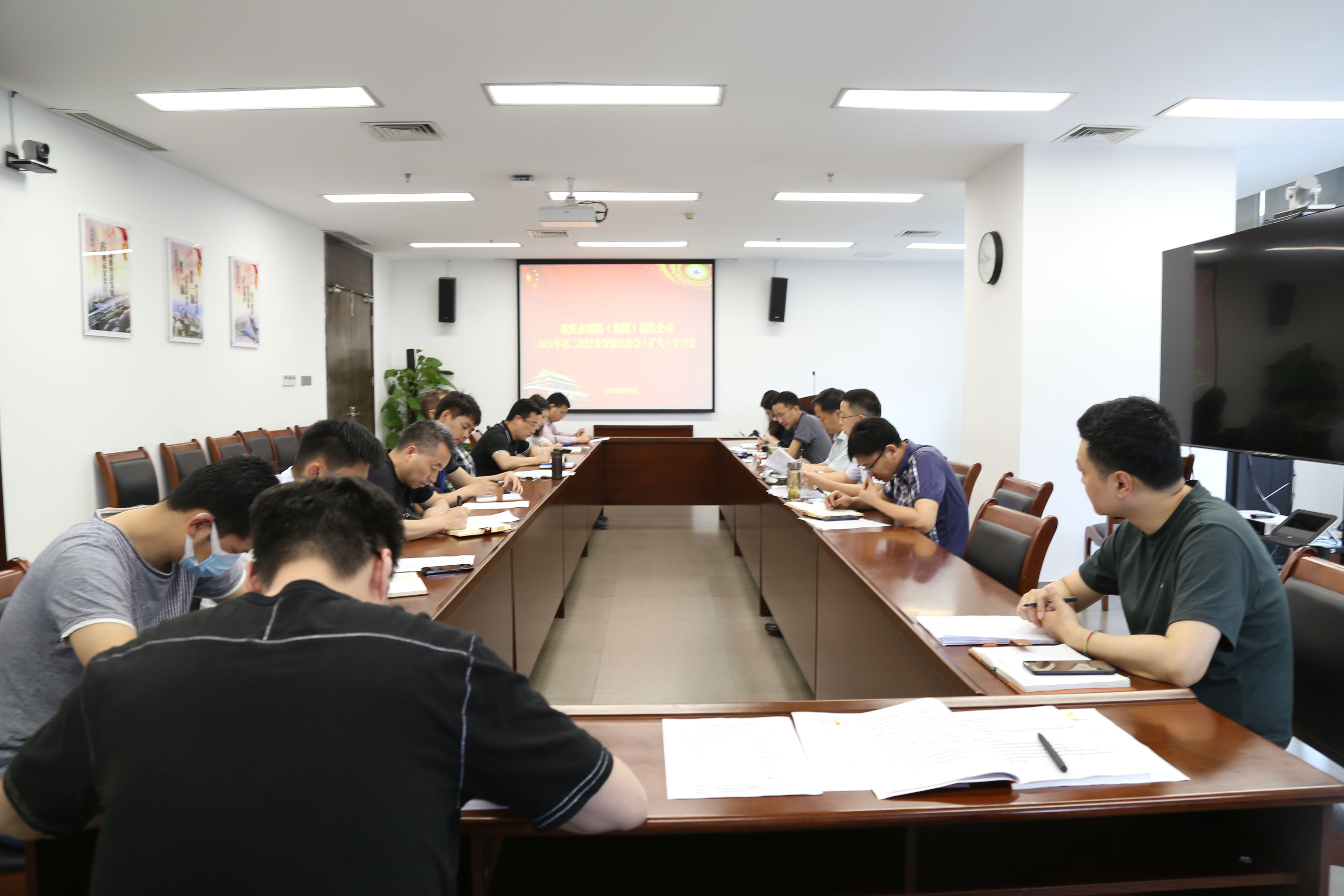 市鐵路集團(tuán)紀(jì)委召開第二次紀(jì)委會(huì)暨紀(jì)委會(huì)(擴(kuò)大)學(xué)習(xí)會(huì).jpg