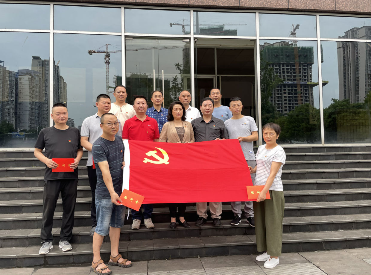 建黨百年送關(guān)懷 七一慰問(wèn)暖人心 ——市鐵路集團(tuán)黨委組織開(kāi)展“七一”前夕走訪慰問(wèn)生活困難黨員活動(dòng).png